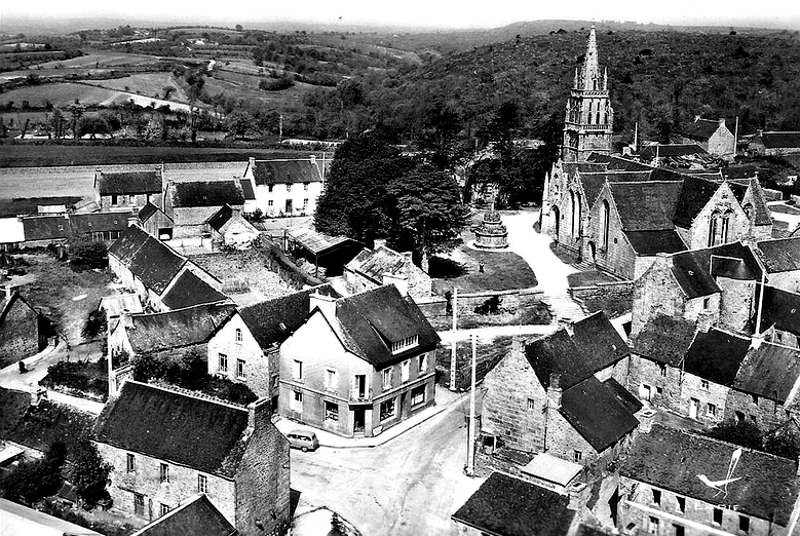 Vue générale de la ville de Kergrist-Moëlou (Bretagne).