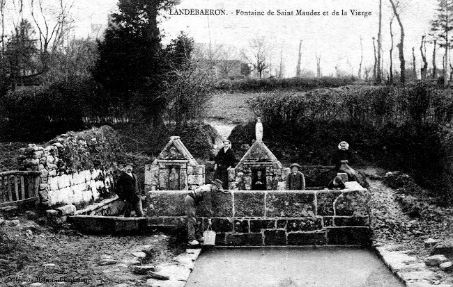 Ville de Landebaron (Bretagne) : la fontaine.