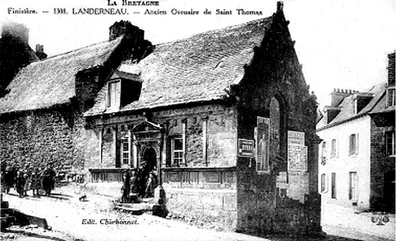 Eglise Saint-Thomas de Landerneau (Bretagne) : l'ossuaire.
