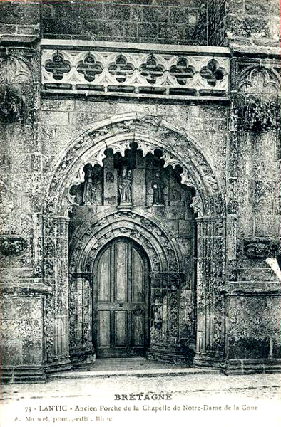 Lantic (Bretagne) : porche de la chapelle Notre-Dame-de-la-Cour.