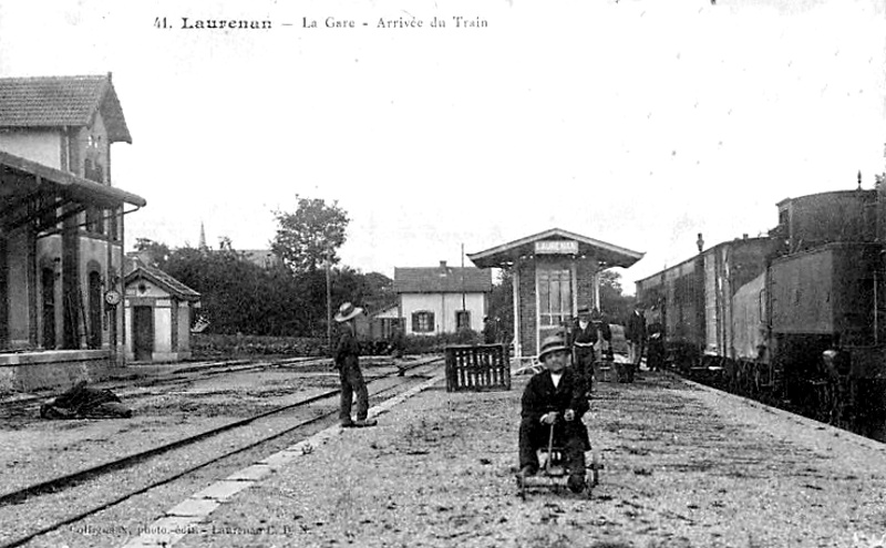 Ville de Laurenan (Bretagne) : la gare.