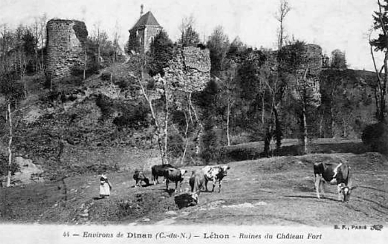 Ruines du château-fort dans la ville de Léhon (Bretagne).