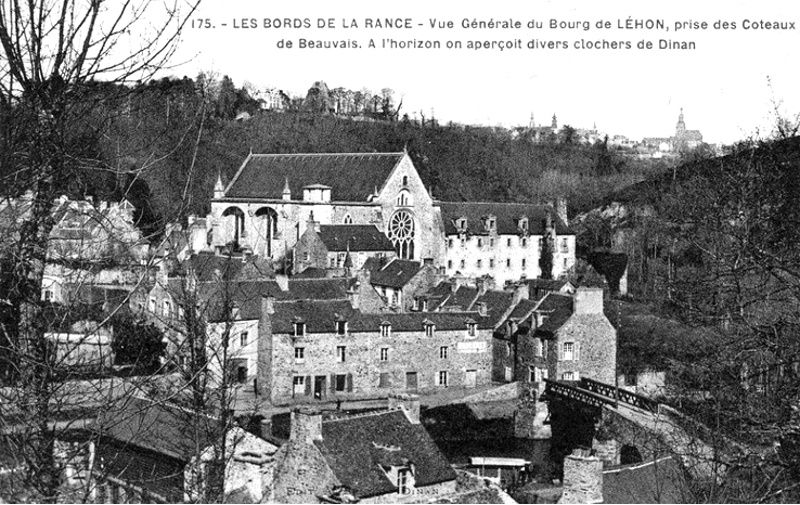 Vue générale de la ville de Léhon (Bretagne).