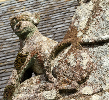 Gargouille de l'glise de Loc-Envel, en Bretagne