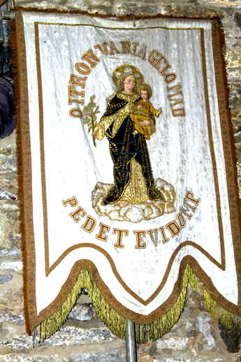 Bannière de l'église de Loc-Envel, en Bretagne