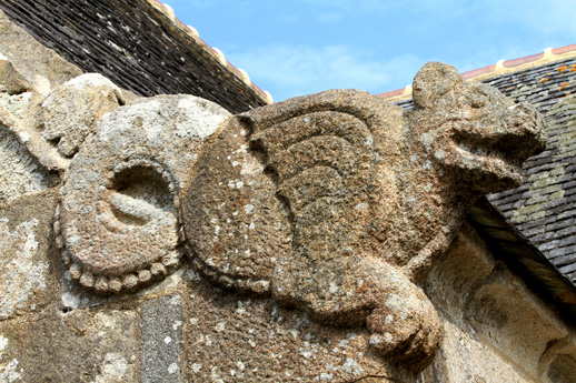 Gargouille de l'glise de Loc-Envel, en Bretagne