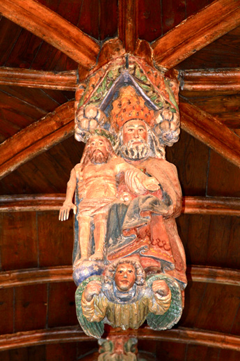 Pendentif (Sainte Trinité) de l'église de Loc-Envel, en Bretagne