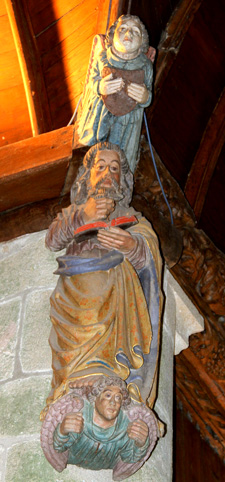 Statue de l'église de Loc-Envel, en Bretagne