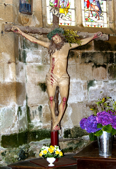 Christ en croix de l'église de Loc-Envel, en Bretagne