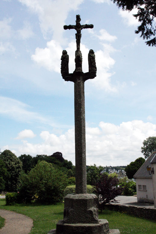 glise de Locqunol