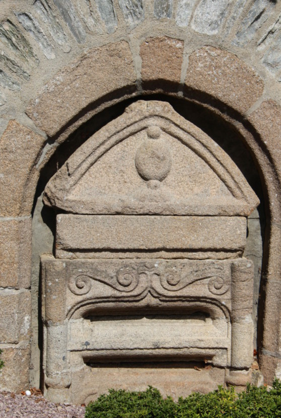 L'glise de Locquirec (Bretagne) : sarcophage.