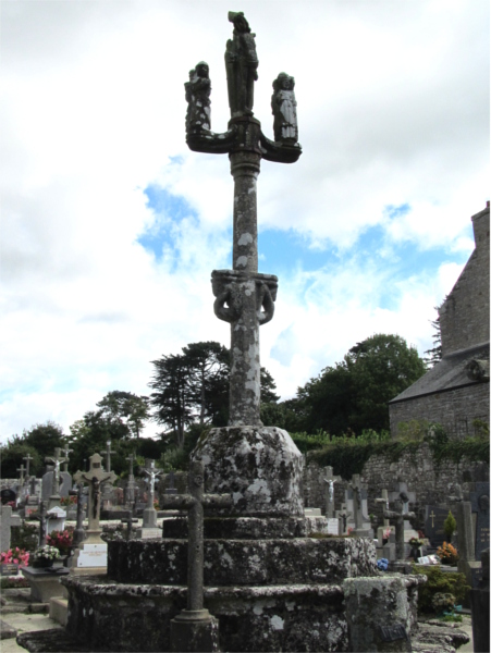 Eglise Saint-Ronan de Locronan (Bretagne) : le calvaire du cimetire..