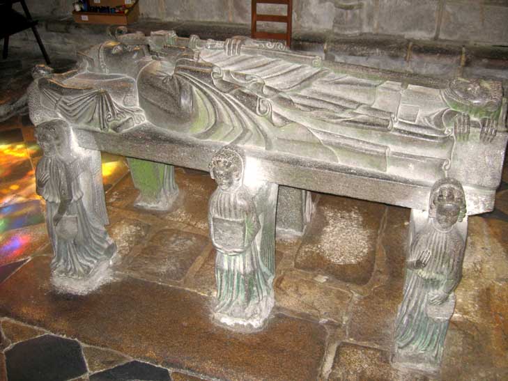Le tombeau de saint Ronan à Locronan ( Bretagne).