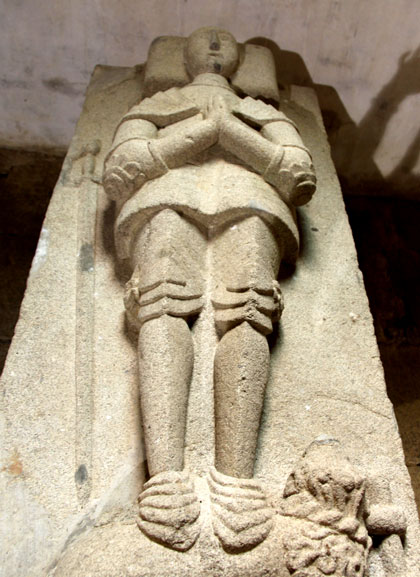 Gisant de la chapelle Notre-Dame du Dresnay de Loguivy-Plougras (Bretagne)