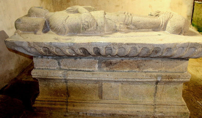 Gisant de la chapelle Notre-Dame du Dresnay de Loguivy-Plougras (Bretagne)