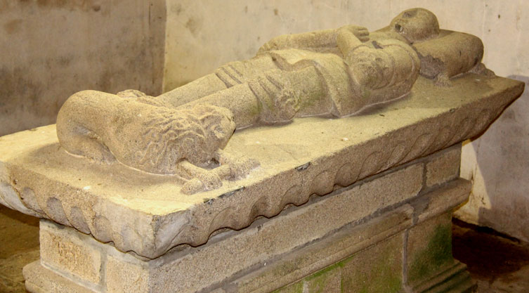 Gisant de la chapelle Notre-Dame du Dresnay de Loguivy-Plougras (Bretagne)