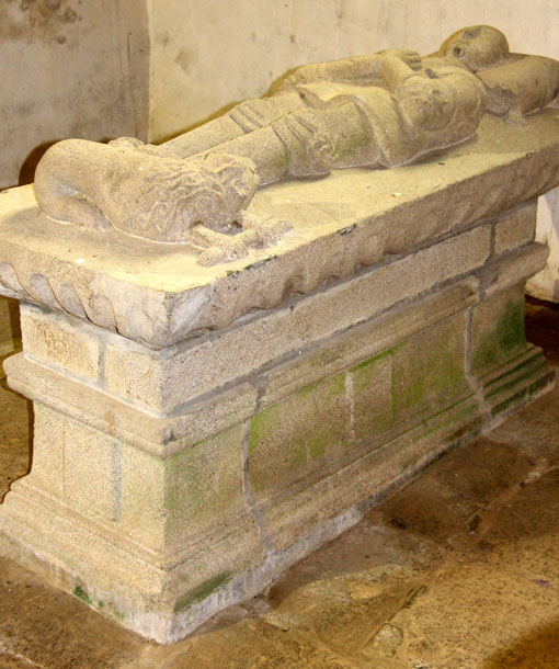 Gisant de la chapelle Notre-Dame du Dresnay de Loguivy-Plougras (Bretagne)