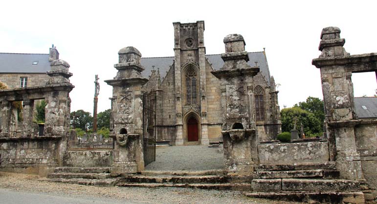 L'ancienne glise Saint-Ivy de Loguivy-Plougras (Bretagne)