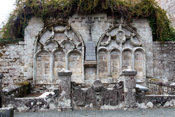 L'ancienne glise Saint-Ivy de Loguivy-Plougras (Bretagne)