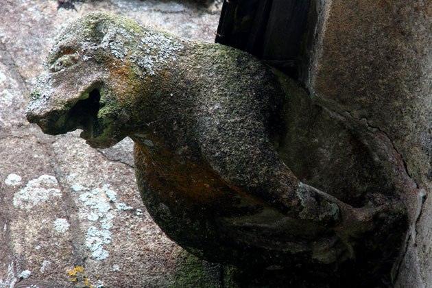 Gargouille de l'ancienne glise Saint-Ivy de Loguivy-Plougras (Bretagne)