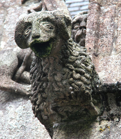 Gargouille de l'ancienne glise Saint-Ivy de Loguivy-Plougras (Bretagne)