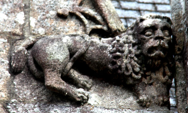 Gargouille de l'ancienne glise Saint-Ivy de Loguivy-Plougras (Bretagne)