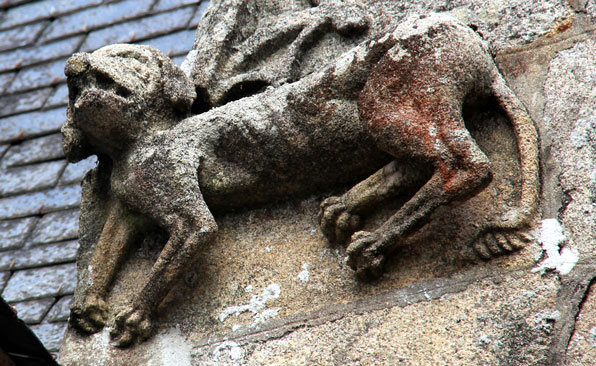 Gargouille de l'ancienne glise Saint-Ivy de Loguivy-Plougras (Bretagne)