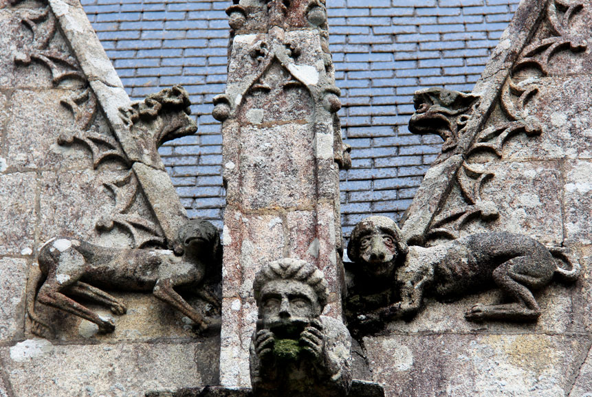 Gargouille de l'ancienne glise Saint-Ivy de Loguivy-Plougras (Bretagne)