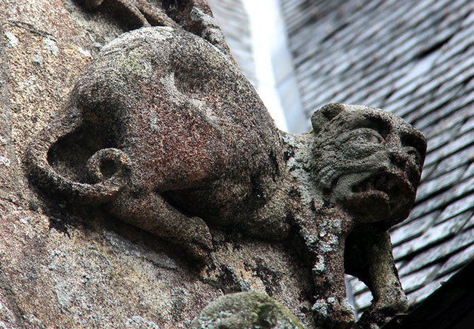Gargouille de l'ancienne glise Saint-Ivy de Loguivy-Plougras (Bretagne)