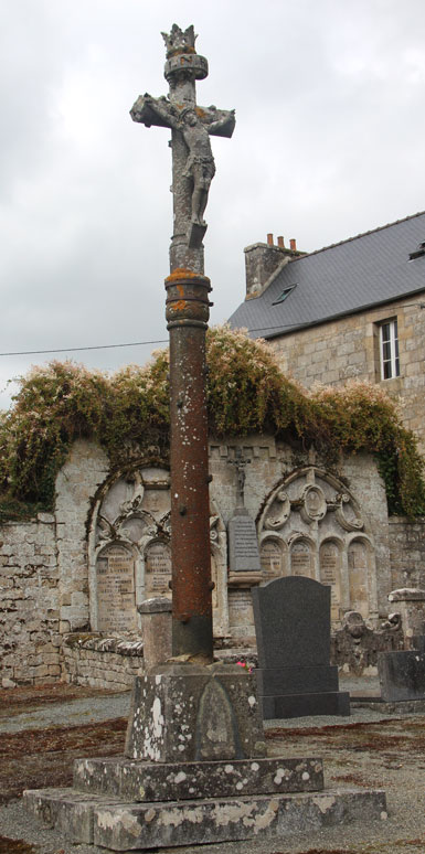 Croix de l'ancienne glise Saint-Ivy de Loguivy-Plougras (Bretagne)