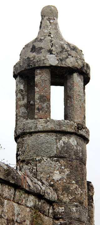 Lanternon de l'ancienne glise Saint-Ivy de Loguivy-Plougras (Bretagne)