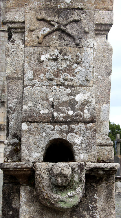 L'ancienne glise Saint-Ivy de Loguivy-Plougras (Bretagne)