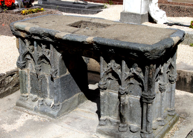 Autel du cimetire de l'glise de Minihy-Trguier (Bretagne)