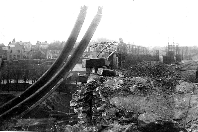 Morlaix : Dgats suite  un bombardement du viaduc en 1939-1945 (Bretagne).