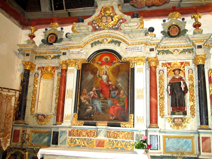 Mr-de-Bretagne : autel de droite de la chapelle Sainte-Suzanne