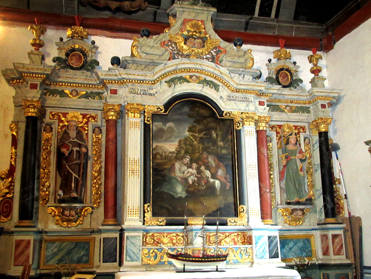 Mr-de-Bretagne : autel de gauche de la chapelle Sainte-Suzanne