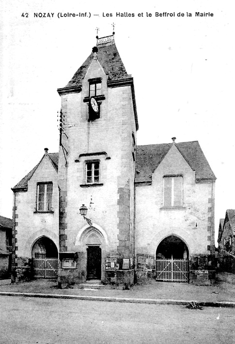 Halles et Befroi de la mairie à Nozay (anciennement en Bretagne).