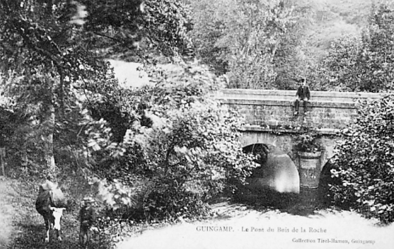 Ville de Pabu (Bretagne) : le pont du Bois de la Roche.