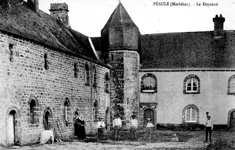 Ville de Péaule (Bretagne) : le vieux doyenné.