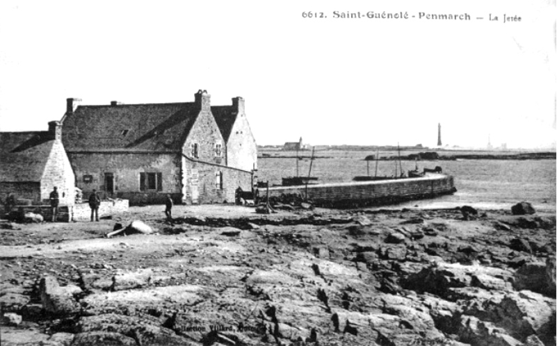 Ville de Penmarch (Bretagne) : la jete de Saint-Gunol.