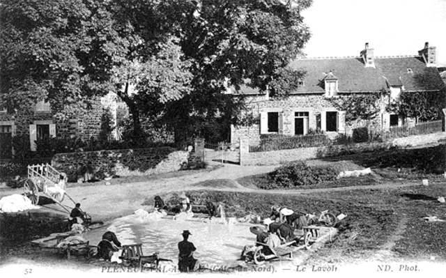 Ville de Plneuf-Val-Andr (Bretagne) : le lavoir.