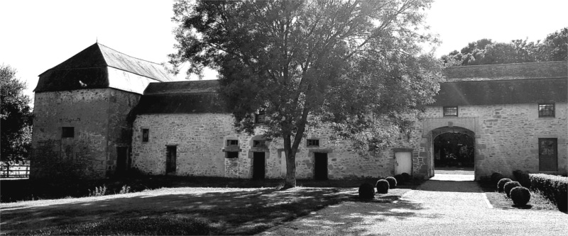 Le manoir de Kérango (à gauche) en Plescop (Bretagne).