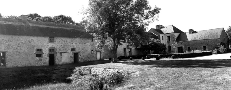 Le manoir de Kérango (à droite) en Plescop (Bretagne).