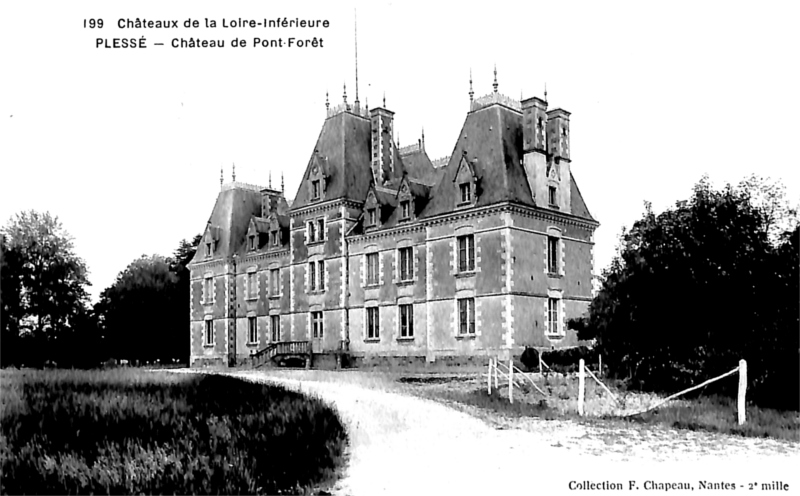 Château de Pont-Forêt en Plessé (anciennement en Bretagne).