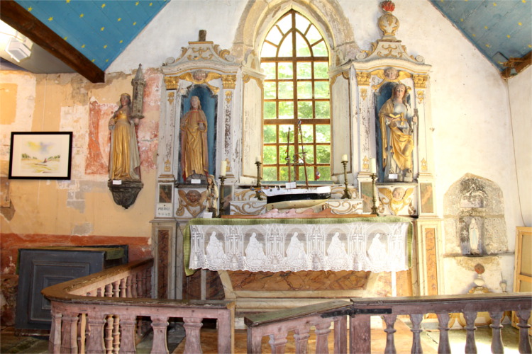 Plestin-les-Grèves (Bretagne) : maître- autel de la chapelle Sainte-Barbe.
