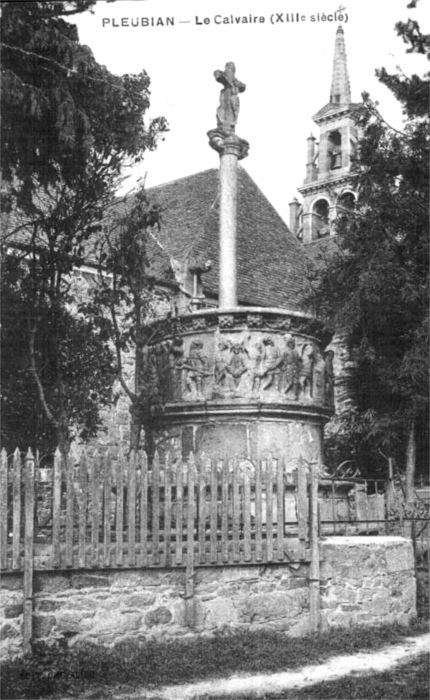 La chaire-calvaire (XVme sicle) de Pleubian (Bretagne).