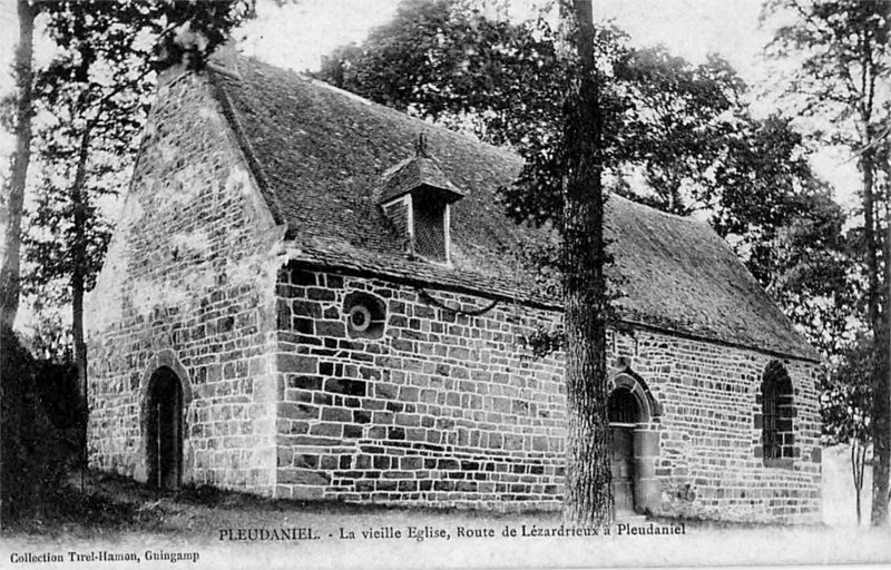 Chapelle de Coz-Ilis en Pleudaniel (Bretagne)