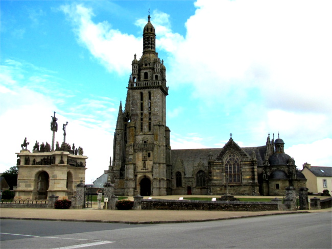 Calvaire et Eglise de Pleyben (Bretagne).