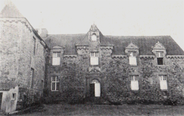 Ville de Ploëzal (Bretagne) : manoir de Kermarquer.