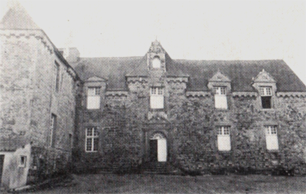 Ville de Plozal (Bretagne) : manoir de Kermarquer.